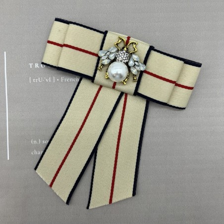 Бант из репсовой ленты в полоску, дополнен брошью
