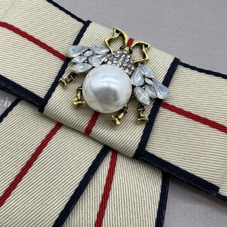 Бант из репсовой ленты в полоску, дополнен брошью