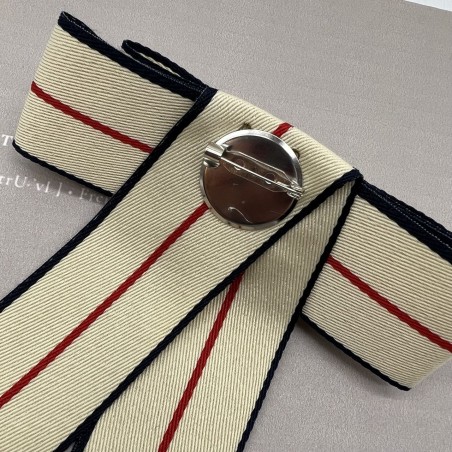 Бант из репсовой ленты в полоску, дополнен брошью