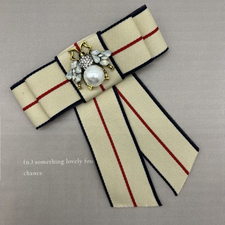 Бант из репсовой ленты в полоску, дополнен брошью