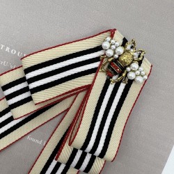 Бант из плотной репсовой ленты, бежевый, с брошью мухой