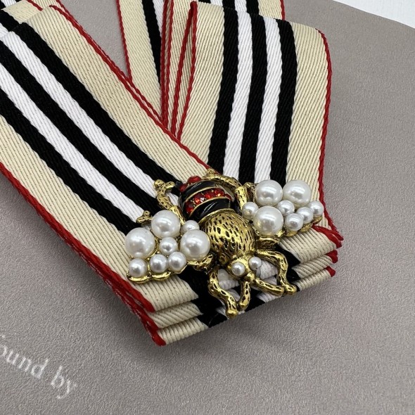 Бант из плотной репсовой ленты, бежевый, с брошью мухой