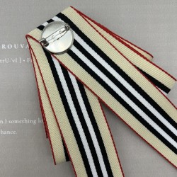 Бант из плотной репсовой ленты, бежевый, с брошью мухой