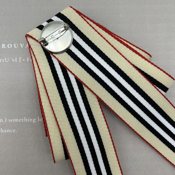 Бант из плотной репсовой ленты, бежевый, с брошью мухой