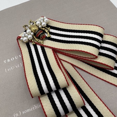 Бант из плотной репсовой ленты, бежевый, с брошью мухой