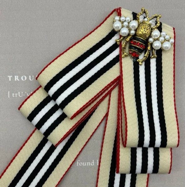 Бант из плотной репсовой ленты, бежевый, с брошью мухой