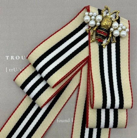 Бант из плотной репсовой ленты, бежевый, с брошью мухой