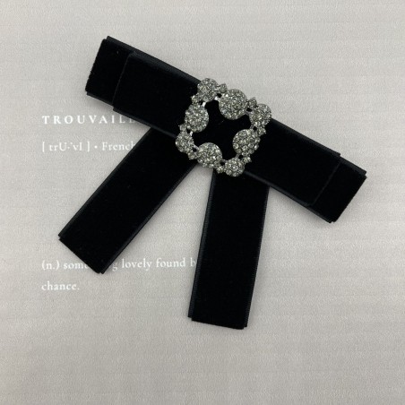 Бант из бархатной ленты чёрного цвета с брошью из стразов