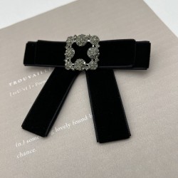 Бант из бархатной ленты чёрного цвета с брошью из стразов