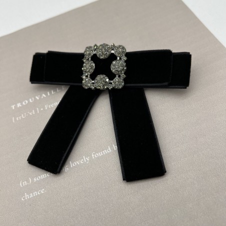 Бант из бархатной ленты чёрного цвета с брошью из стразов