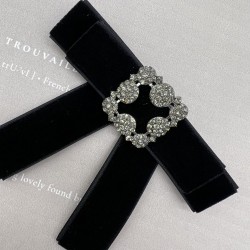 Бант из бархатной ленты чёрного цвета с брошью из стразов