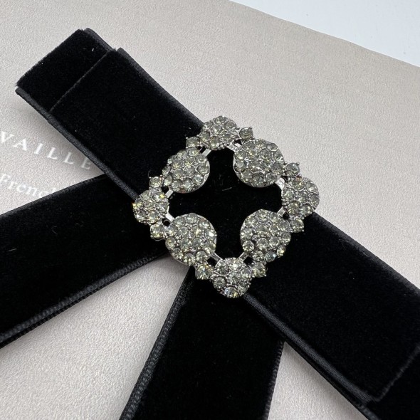 Бант из бархатной ленты чёрного цвета с брошью из стразов