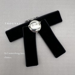 Бант из бархатной ленты чёрного цвета с брошью из стразов