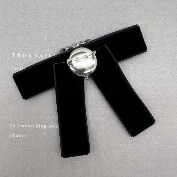 Бант из бархатной ленты чёрного цвета с брошью из стразов