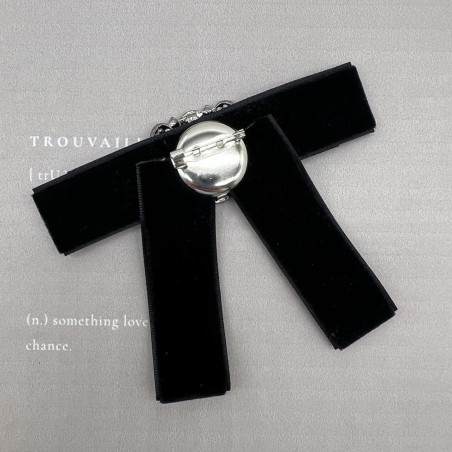 Бант из бархатной ленты чёрного цвета с брошью из стразов