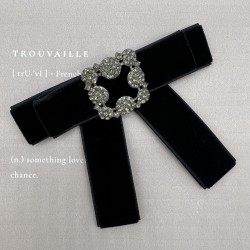 Бант из бархатной ленты чёрного цвета с брошью из стразов