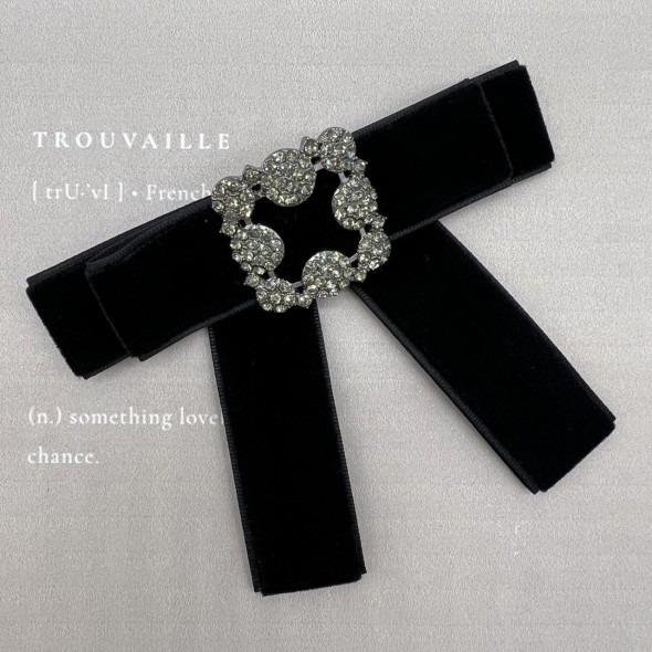 Бант из бархатной ленты чёрного цвета с брошью из стразов