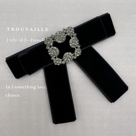 Бант из бархатной ленты чёрного цвета с брошью из стразов