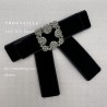 Бант из бархатной ленты чёрного цвета с брошью из стразов