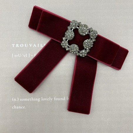 Бант из бархатной ленты темно-красного цвета с брошью из стразов