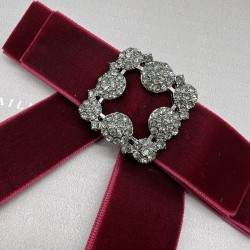 Бант из бархатной ленты темно-красного цвета с брошью из стразов
