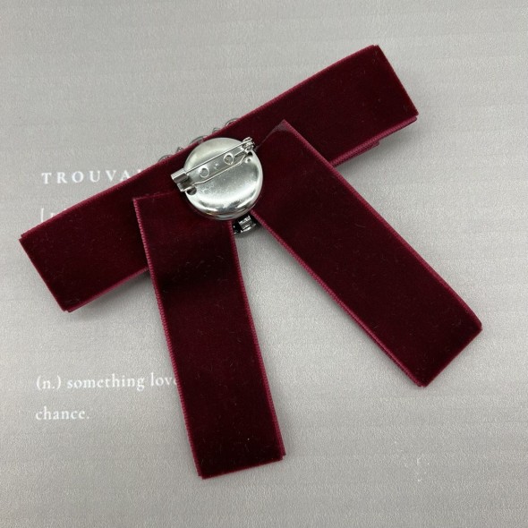 Бант из бархатной ленты темно-красного цвета с брошью из стразов