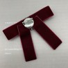 Бант из бархатной ленты темно-красного цвета с брошью из стразов