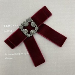 Бант из бархатной ленты темно-красного цвета с брошью из стразов