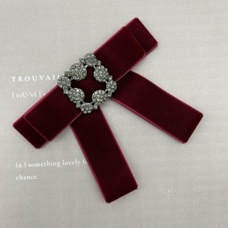 Бант из бархатной ленты темно-красного цвета с брошью из стразов