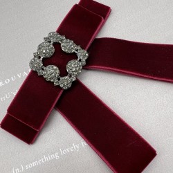 Бант из бархатной ленты темно-красного цвета с брошью из стразов