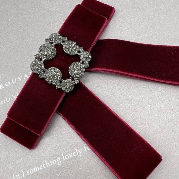 Бант из бархатной ленты темно-красного цвета с брошью из стразов