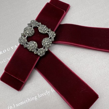 Бант из бархатной ленты темно-красного цвета с брошью из стразов