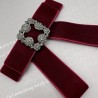 Бант из бархатной ленты темно-красного цвета с брошью из стразов