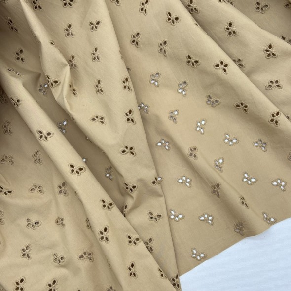 Ткань хлопок шитьё бежевого цвета с бабочками