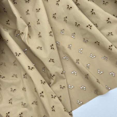 Ткань хлопок шитьё бежевого цвета с бабочками