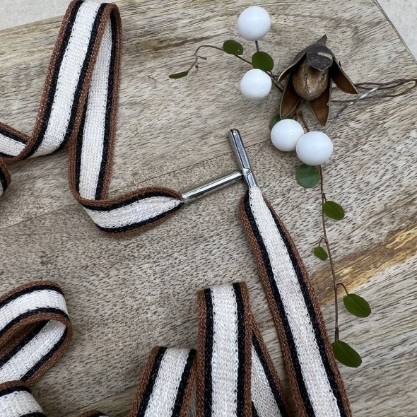 Шнурки трикотажные молочные с коричневыми и чёрными полосками