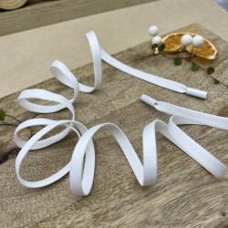 Шнурки белые из репсовой ленты с матовыми наконечниками в тон