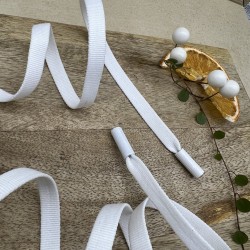 Шнурки белые из репсовой ленты с матовыми наконечниками в тон