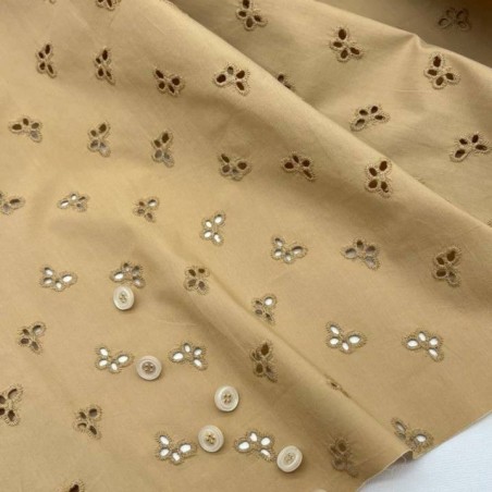 Ткань хлопок шитьё бежевого цвета с бабочками