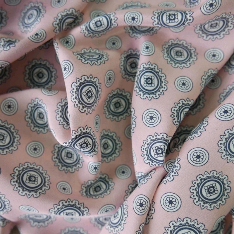 Шёлк нежно- розовый  с геометрическими ажурными кругами