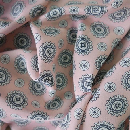 Шёлк нежно- розовый  с геометрическими ажурными кругами