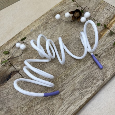 Шнурок трикотажный кругловязаный белый с прорезиненными наконечниками сиреневого цвета