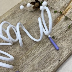 Шнурок трикотажный кругловязаный белый с прорезиненными наконечниками сиреневого цвета