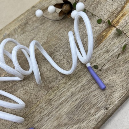 Шнурок трикотажный кругловязаный белый с прорезиненными наконечниками сиреневого цвета