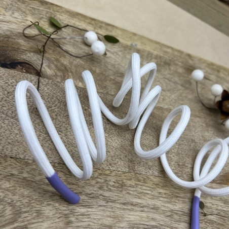 Шнурок трикотажный кругловязаный белый с прорезиненными наконечниками сиреневого цвета