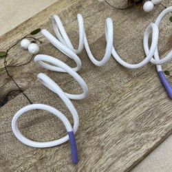 Шнурок трикотажный кругловязаный белый с прорезиненными наконечниками сиреневого цвета