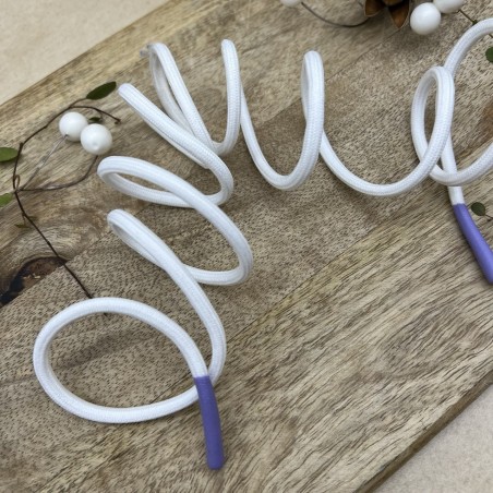 Шнурок трикотажный кругловязаный белый с прорезиненными наконечниками сиреневого цвета