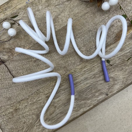 Шнурок трикотажный кругловязаный белый с прорезиненными наконечниками сиреневого цвета