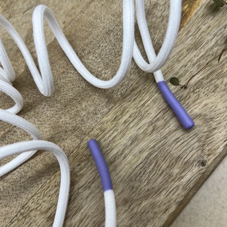 Шнурок трикотажный кругловязаный белый с прорезиненными наконечниками сиреневого цвета