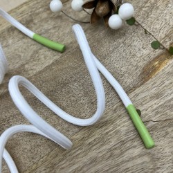 Шнурок трикотажный кругловязаный белый с прорезиненными наконечниками зеленого цвета